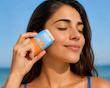 ضد آفتاب استیکی ایزدین SPF50 مدل Invisible Stick یک ضد آفتاب بی‌رنگ و کاربردی برای محافظت روزانه از پوست در برابر اشعه‌های مضر خورشید است. این محصول با فرمت استیکی، استفاده سریع و آسانی دارد و بدون ایجاد سفیدی محسوس روی پوست قابل استفاده است.  ضد آفتاب استیکی ایزدین SPF50 به دلیل طراحی جمع‌وجور، گزینه‌ای مناسب برای تمدید ضد آفتاب در طول روز محسوب می‌شود و می‌توان آن را به‌راحتی در کیف همراه داشت. فرمت استیکی همچنین استفاده مستقیم روی پوست را بدون نیاز به پخش کردن محصول با دست امکان‌پذیر می‌کند.