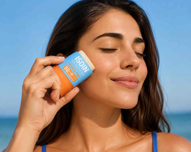 ضد آفتاب استیکی ایزدین SPF50 مدل Invisible Stick یک ضد آفتاب بی‌رنگ و کاربردی برای محافظت روزانه از پوست در برابر اشعه‌های مضر خورشید است. این محصول با فرمت استیکی، استفاده سریع و آسانی دارد و بدون ایجاد سفیدی محسوس روی پوست قابل استفاده است.  ضد آفتاب استیکی ایزدین SPF50 به دلیل طراحی جمع‌وجور، گزینه‌ای مناسب برای تمدید ضد آفتاب در طول روز محسوب می‌شود و می‌توان آن را به‌راحتی در کیف همراه داشت. فرمت استیکی همچنین استفاده مستقیم روی پوست را بدون نیاز به پخش کردن محصول با دست امکان‌پذیر می‌کند.