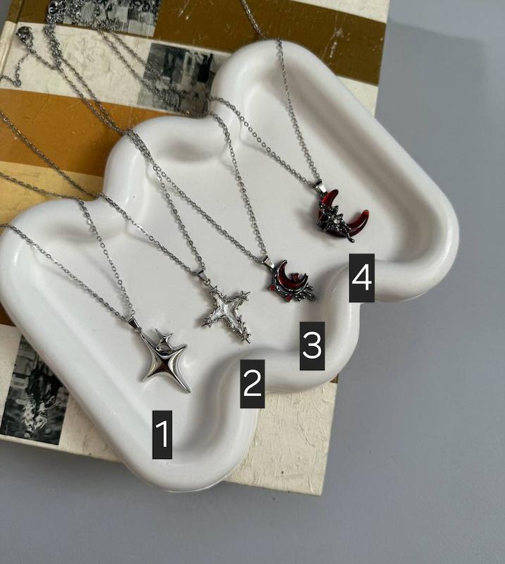 گردنبند پینترستی طرح ماه و ستاره دارک