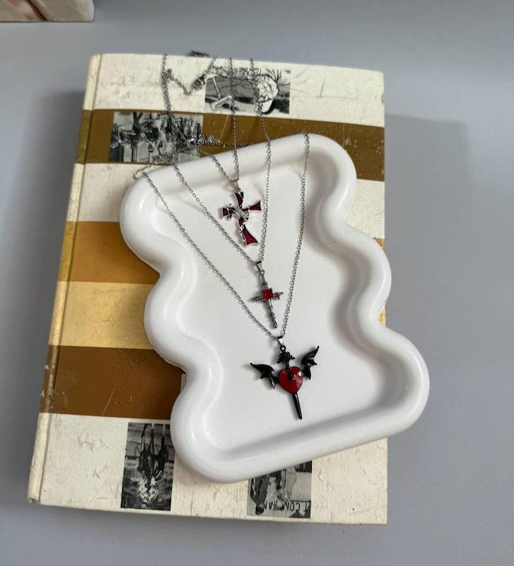 گردنبند صلیب ترسناک پینترستی