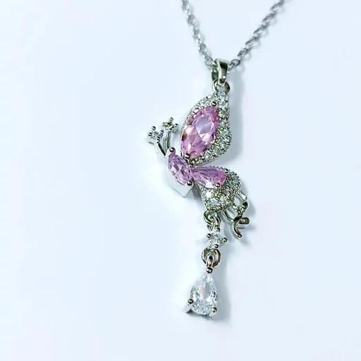 گردنبند پینترستی طرح پروانه سه بعدی آویز دار