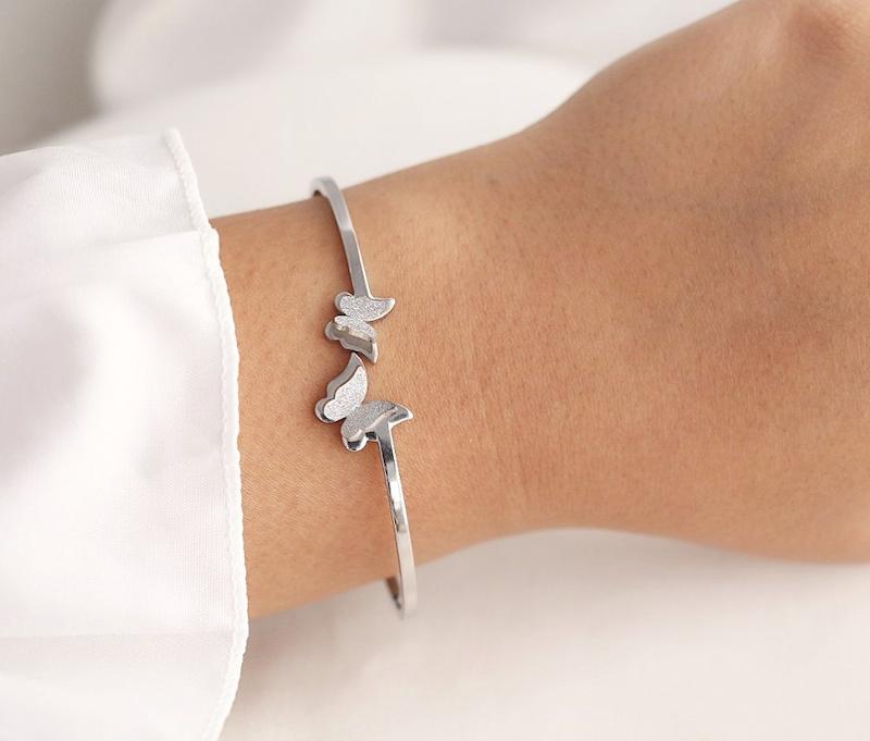دستبند بنگل زنانه طرح دو پروانه استیل رنگ ثابت