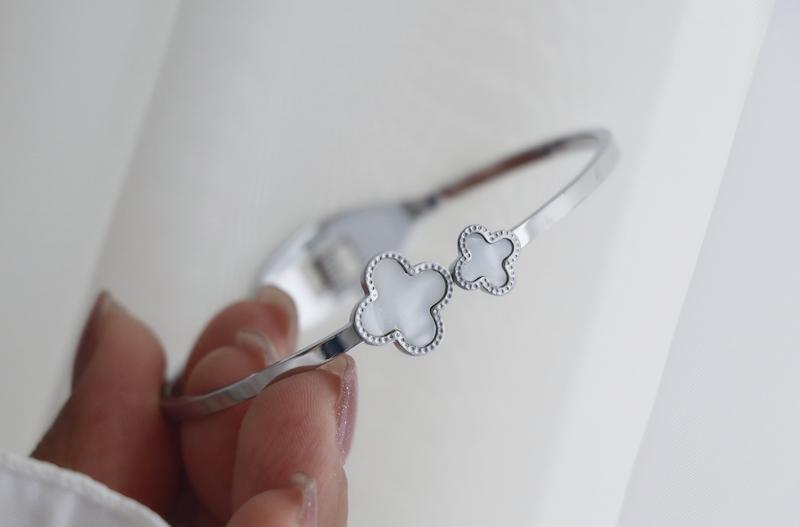 دستبند بنگل زنانه طرح ونکلیف استیل رنگ ثابت