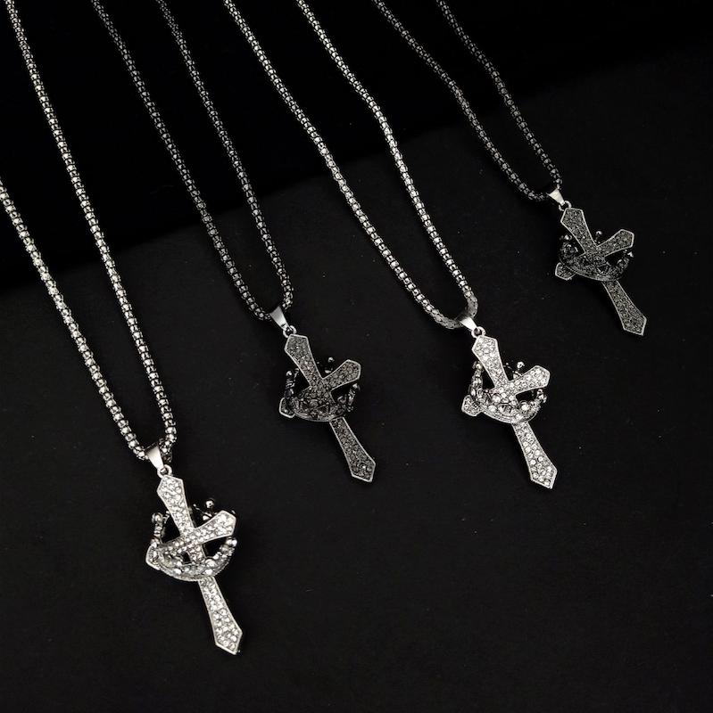 گردنبند صلیب تاج دار فول نگین هیپ هاپی