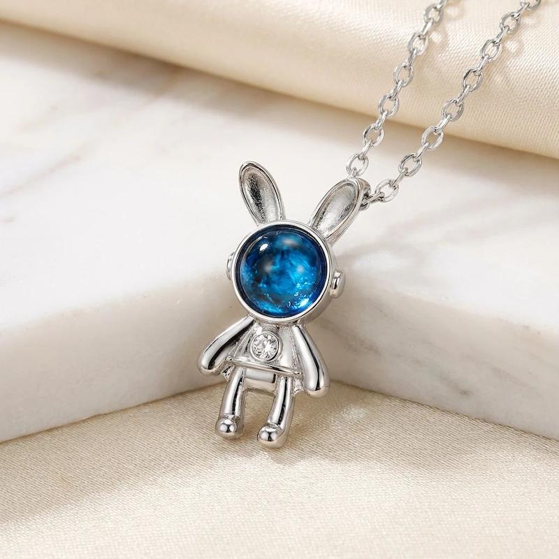 گردنبند پینترستی طرح خرگوش فضانورد