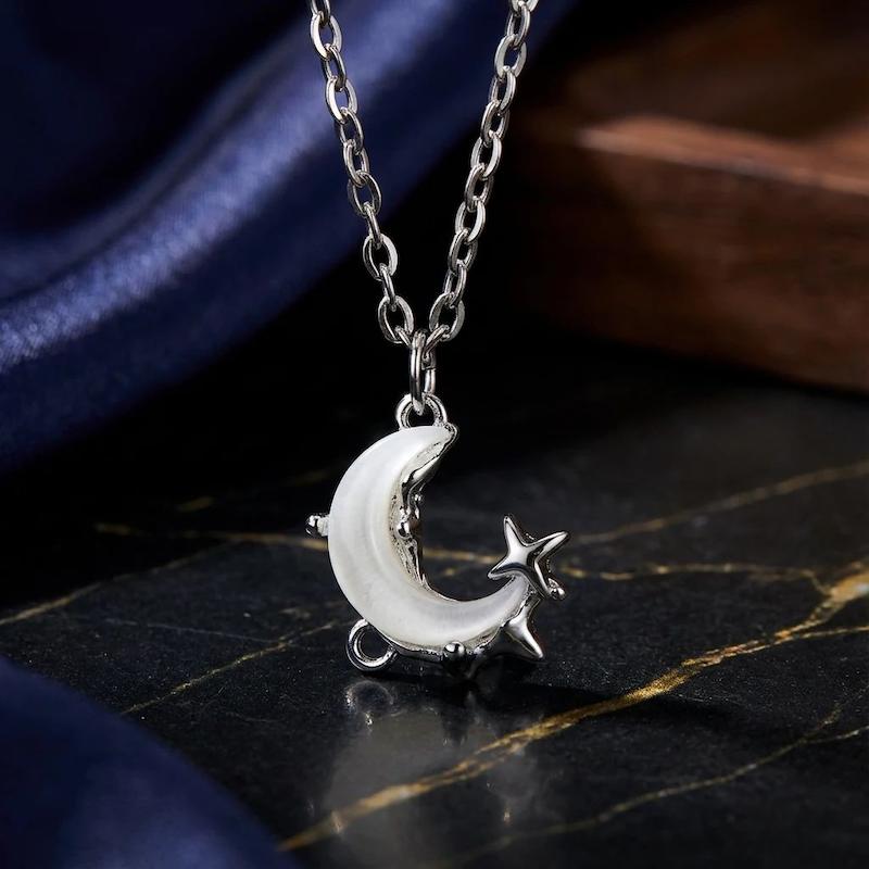 گردنبند زنانه طرح ماه و ستاره پینترسی