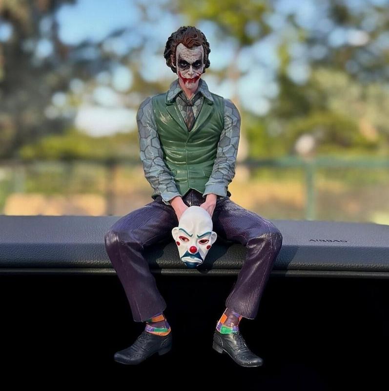 فیگور نشسته جوکر ۲۵ سانتی با جعبه