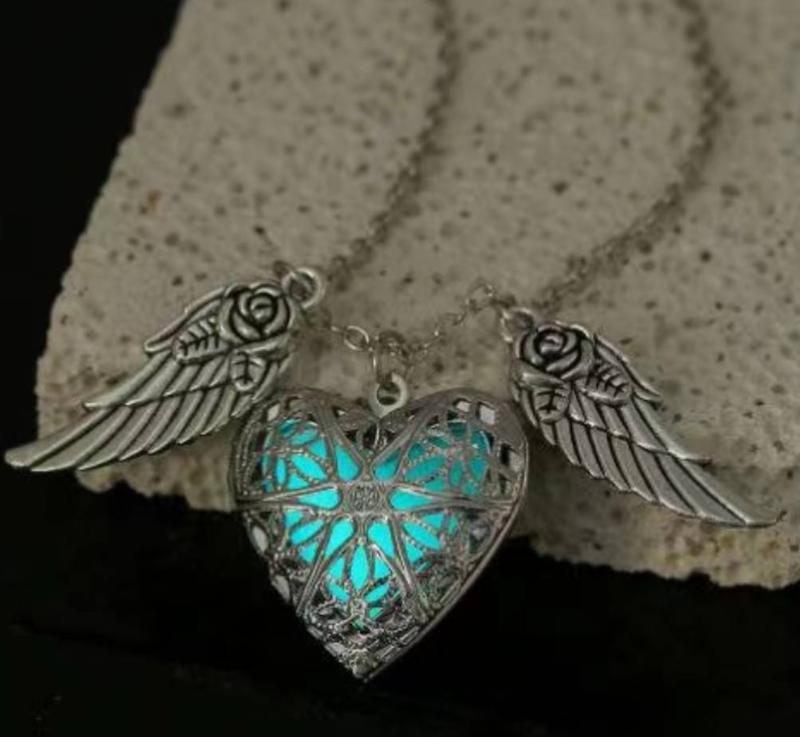 گردنبند لاکت قلب بالدار شب تاب