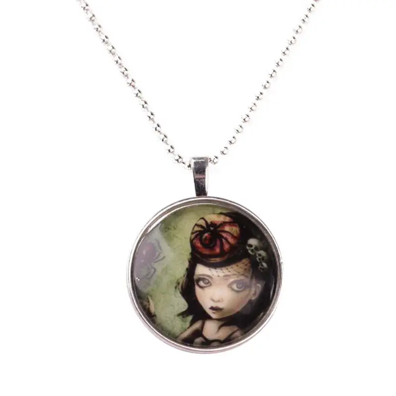 گردنبند شبتاب دخترک تنها