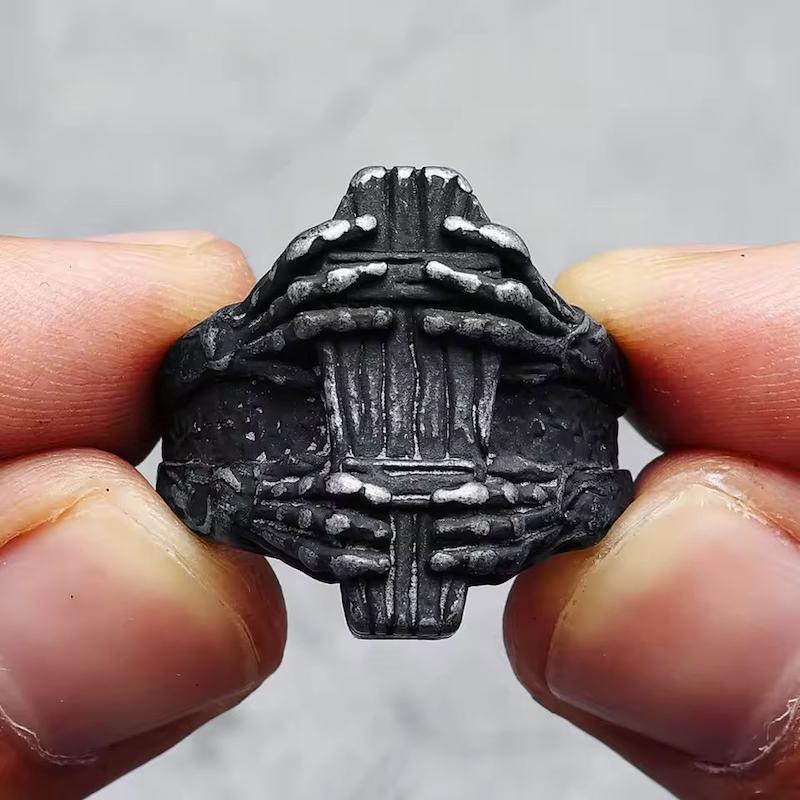 انگشتر مردانه تابوت و دستان مرده