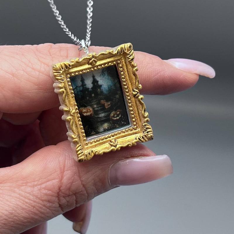 گردنبند طرح قاب عکس ترسناک قدیمی