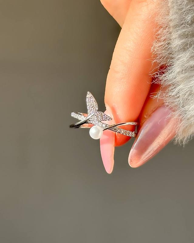 انگشتر جواهری زنانه طرح دم وال لاکچری 