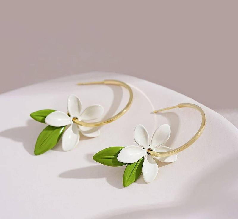 گوشواره زنانه طرح گل بابونه و برگ