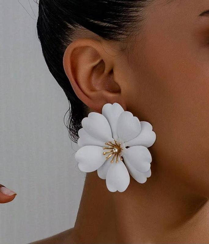 گوشواره زنانانه طرح غنچه گل سفید لوکس