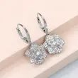 گوشواره زنانه نگین دار طرح گل لاکچری