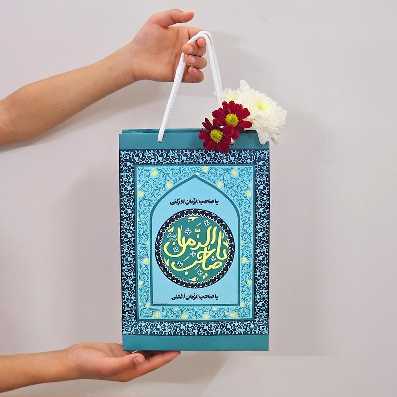 پاکت بسته بندی با شعار یا صاحب الزمان  با پس زمینه یاسی و دو عدد گل قرمز