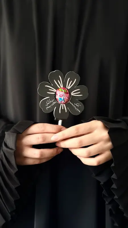کارت گل مشکی با آبنبات چوبی 