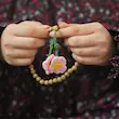 تسبیح با آویز گل گلدوزی شده