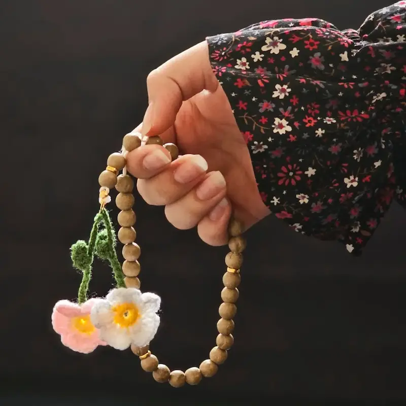 تسبیح با آویز گل بنفشه بافتنی