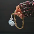 تسبیح با آویز گل رز گل دوزی شده 