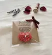 گیفت کارت اقتصادی ایام ربیع روی میز با تزئین گل خشک