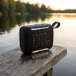 اسپیکر بلوتوثی قابل حمل جی بی ال مدل Go 5، با توان خروجی RMS معادل 4.8 وات، Bluetooth 6 و شارژدهی تا 8 ساعت، دارای استاندارد IP68، قابلیت‌های Auracast و AirTouch، پخش Lossless از USB-C و اکولایزر 7 بانده