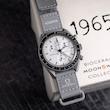 ساعت مچی مردانه و زنانه سواچ(SWATCH) مدل MOONSWATCH 1965 SO33M106 رنگ طوسی