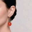 گوشواره گیلاسی با آویز طلایی و گیلاس قرمز روی گوش زنانه - طراحی خاص و شیک