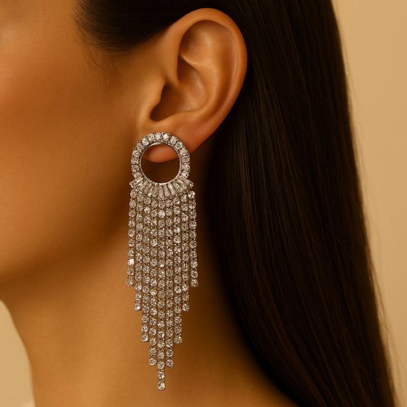 گوشواره آویز نگین‌دار نقره‌ای روی گوش زنانه – مدل بلند و درخشان مناسب مجالس