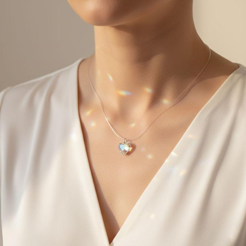 گردنبند قلب هولوگرامی با بند نامرئی روی گردن مدل در نور طبیعی