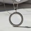 کلوزآپ آویز دایره‌ای نگین‌دار نقره‌ای