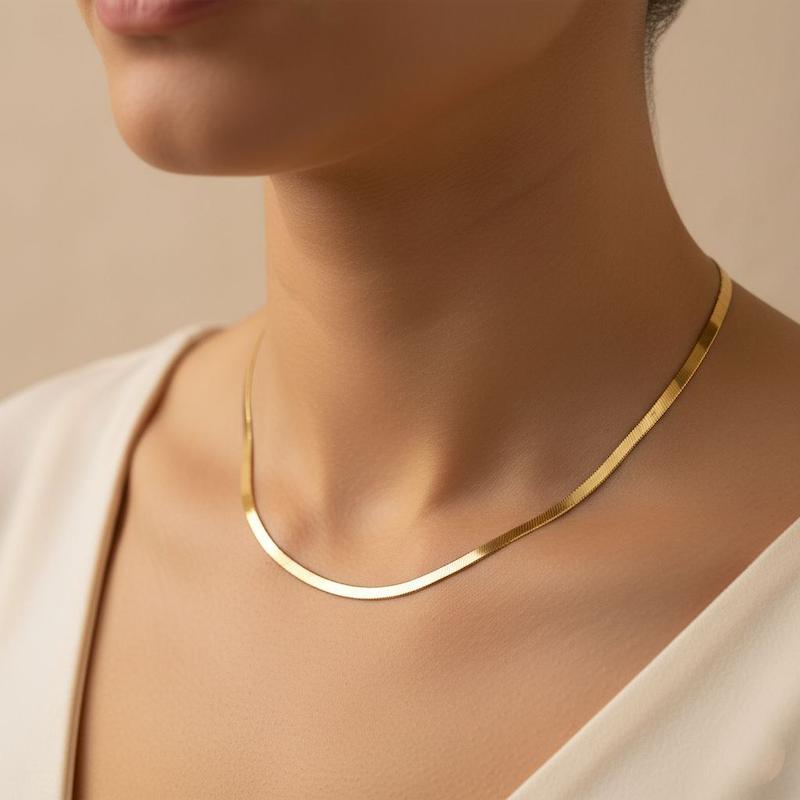 زنجیر هرینگبون طلایی روی گردن مدل با نور طبیعی