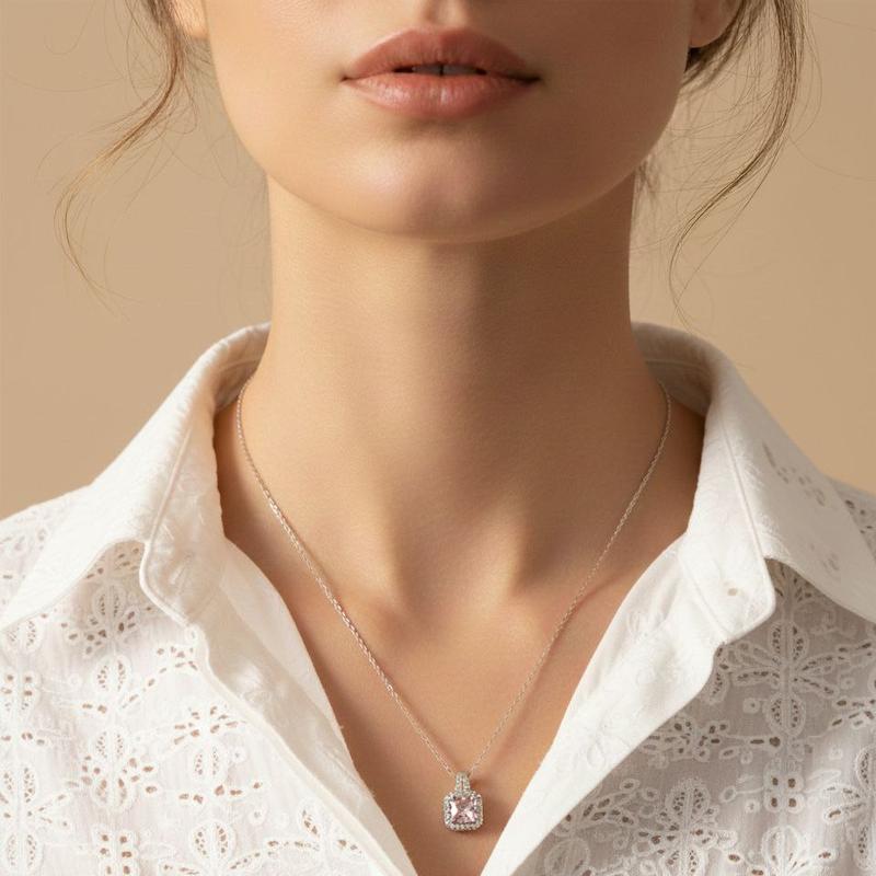 عکس گردنبند نگین صورتی هاله روی گردن مدل