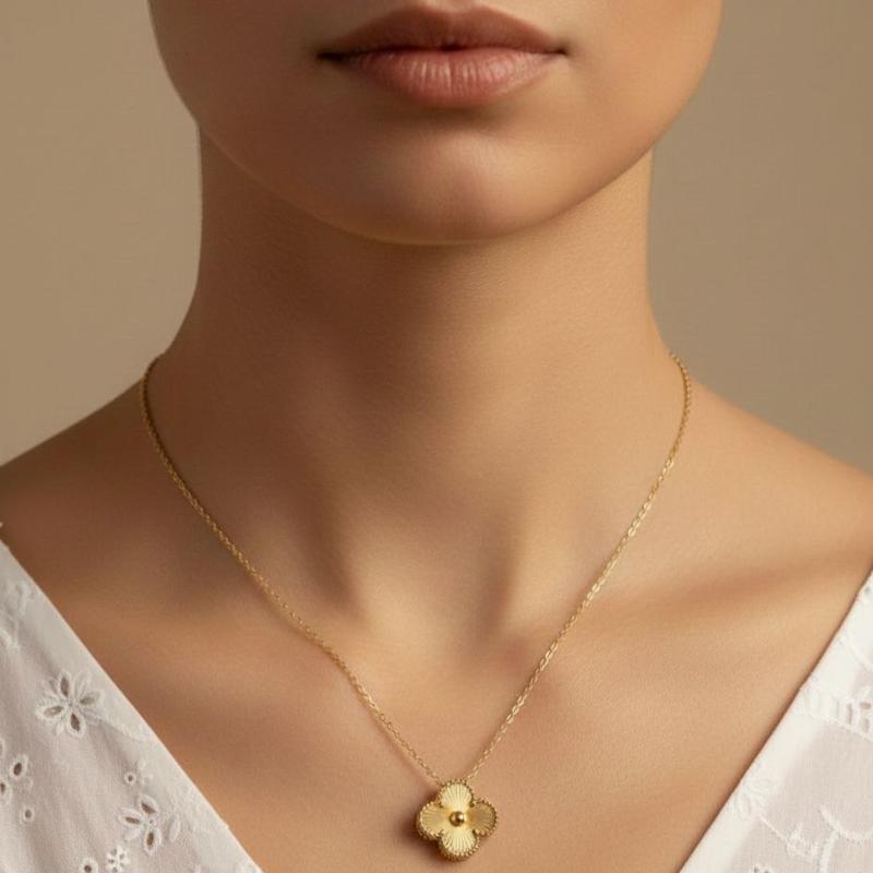 گردنبند ونکلیف تراش‌خورده طلایی استیل روی گردن مدل