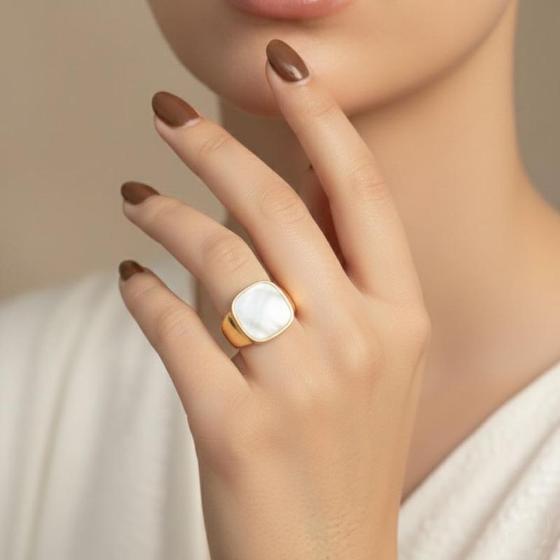 انگشتر صدفی مربع طلایی نمای نیم‌رخ روی دست در نور طبیعی