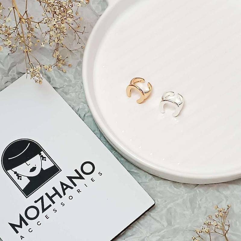انگشتر اسپرت طرح نعل طلایی و نقره ای روی بشقاب سفید 