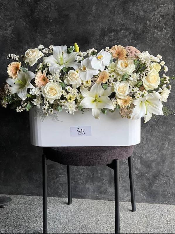 باکس گل تم سفید | ترکیب گلهای خاص و زیبا