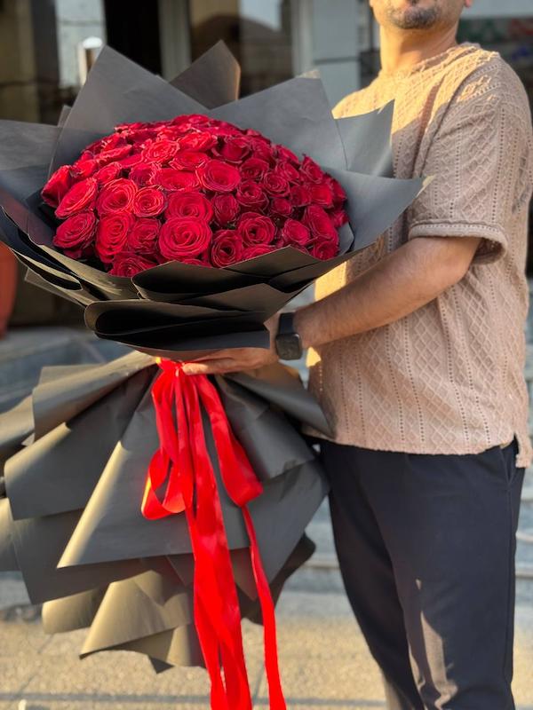 دسته گل لوکس قرمز-مشکی بزرگ | انتخابی ویژه برای سالگرد و تولد
