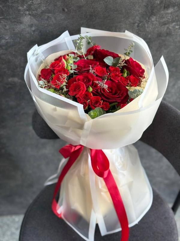 دسته گل رز با کاغذآرایی و تزئینات