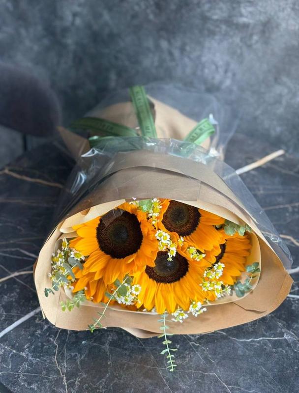 دسته گل آفتابگردان | دیزاین بابونه و برگ اکالیپتوس