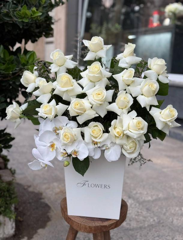 باکس گل سفید رز و ارکیده سفید | انتخابی لوکس برای هدیه