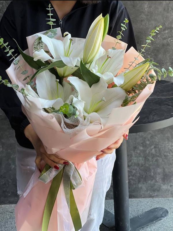دسته گل گلبهی با گلهای لیلیوم سفید