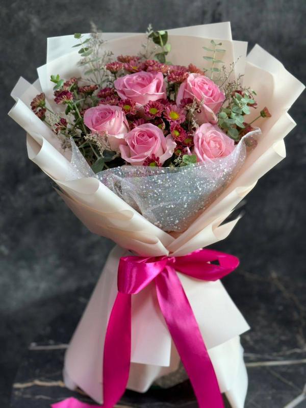 دسته گل ترکیبی رز و داوودی | کاغذآرایی و تور