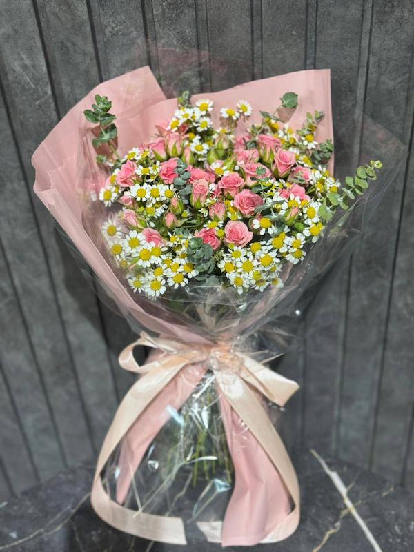 دسته گل رز مینیاتوری و بابونه 