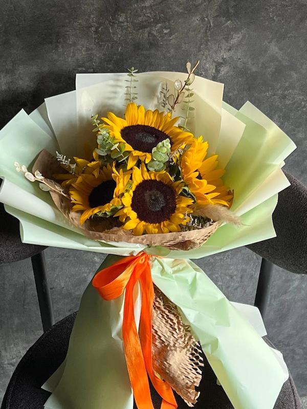 دسته گل آفتابگردان با کاغذآرایی پاستلی