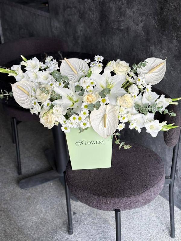 باکس گل انتریوم تم سفید و سبز 