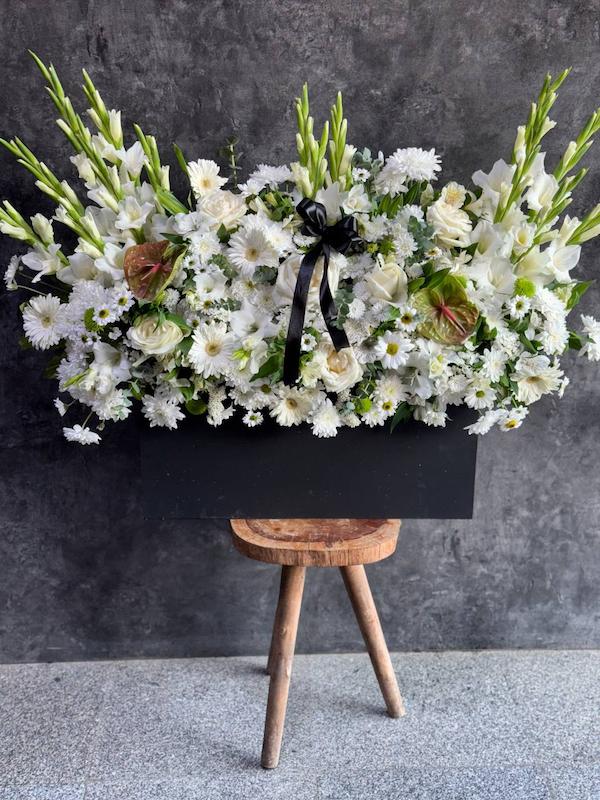 باکس گل ترحیم - ترکیب گلایل،رز،داوودی و انتریوم