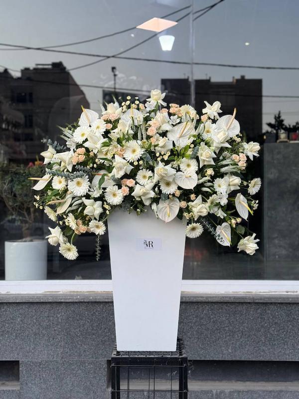 باکس گل بزرگ تم سفید - ترکیب گلهای خاص و تزئینات ویژه