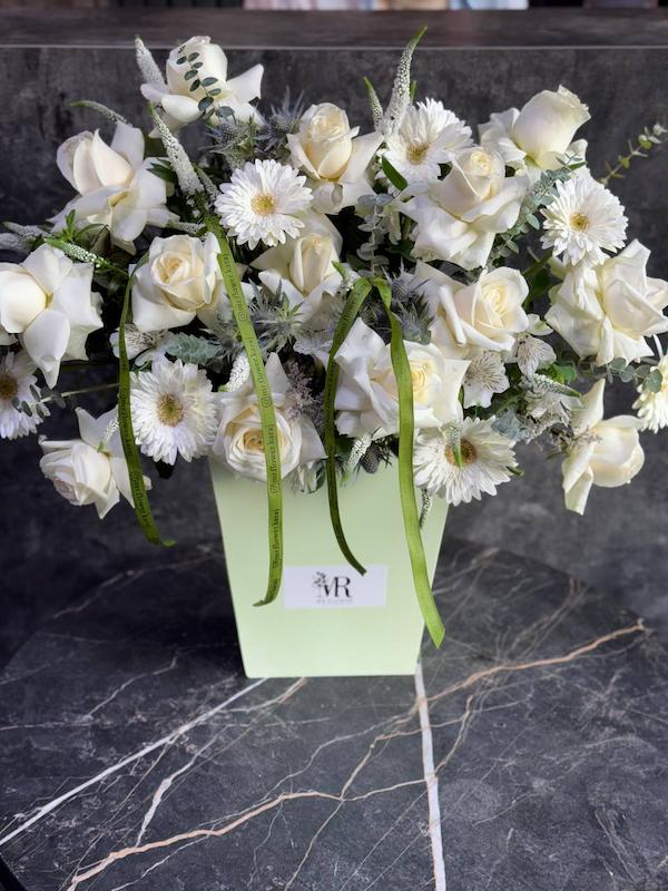 باکس گل هدیه با گلهای رز و ژربرا و تزئینات