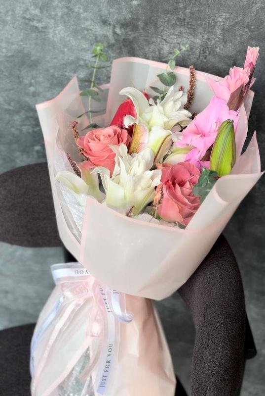 دسته گل خاص لیلی رز- مناسب هدیه روز مادر